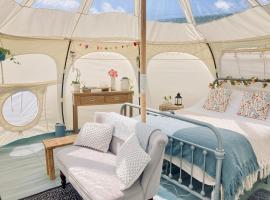 Luxury Stargazing Glamping - Seren Hardd with Hot Tub，位于拉尼德洛伊斯的豪华帐篷