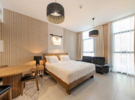 Private Luxury Home Sleeps 3 Pool Access，位于Sharjah Intl的豪华酒店