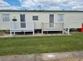 8 Berth 3 bedroom caravan MV122 pet friendly