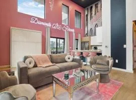 Diamonds Are Forever Bridal Condo in Downtown Nash Walk to Broadway, Heated Pool, Gym, Parking