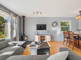 Nineteen55 4BR Parkside Home in Central Red Deer，位于雷德迪尔的酒店