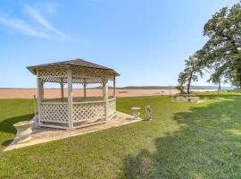 Waterfront Lake Eufaula Home Dock and Beach Access!，位于Texanna的酒店
