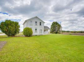 Waterfront Lake Michigan Home on 15 Acres!，位于马尼托沃克的酒店