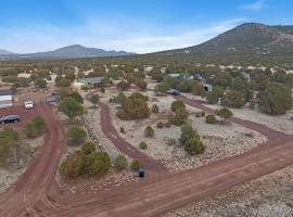 Near GC Train-1Acre-Wifi-Kitchen-King-Parking-Yard，位于威廉姆斯的酒店