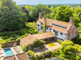 Spectacular thousand year old Medieval manor house - Flemings Hall，位于伊普斯威奇的酒店