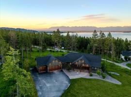 Luxe Lakeside New Build by Flathead Lake Speakeasy，位于Somers的酒店