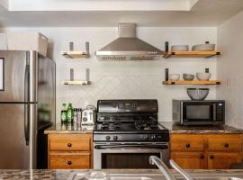 Modern Kirkwood One Bedroom with Deck，位于柯克伍德的酒店