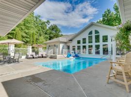 Pool, Hot Tub and Pickleball Court Lake Ozarks Home，位于卡姆登顿的酒店