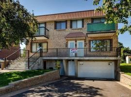 Spacious 4-Bdr Retreat in Charming Ste-Rose, Laval，位于拉瓦尔的酒店