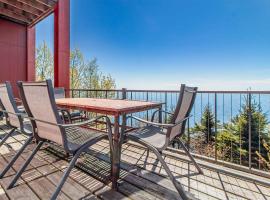 Incredible Views w Garage on Lake and bike trail，位于Tofte的酒店
