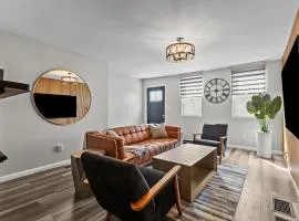 Group-Friendly 4 Bedroom 5 Bathroom Pets OK Close to Stadium