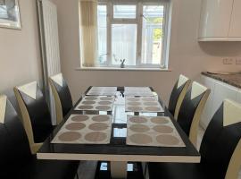 Spacious 4 bed Farnborough AirShow，位于布莱克布什机场 - BBS附近的酒店