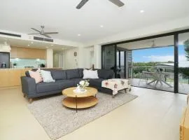 Tranquil Waterfront Lagoon Views BBQ & Cafes