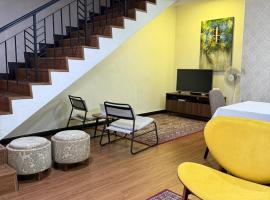 Rose & Ross Homestay Taman Mutiara Rini，位于士姑来的酒店