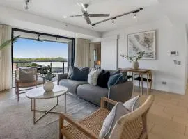 Charming Waterfront Lagoon Views & Restaurants