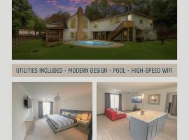 Furnished 7BR Home with Pool - Executive-Style, North Housto，位于休斯顿的酒店