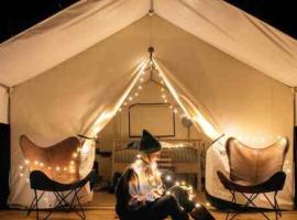 Cozy Glamp Tents at Wildland Gardens，位于Joseph的酒店