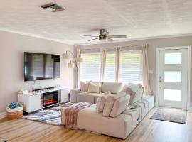 Rockstar Hideaway Entire Home 2BR 2BA Office Space Guest Room & Outdoor Patio