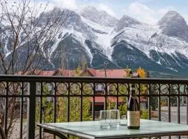 Chic Mountain View - Pool & HotTub - Fireplace - BBQ!