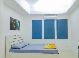 Studio in townhouse with private bath room and kitchenette，位于帕卡农区的酒店