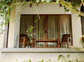 NatureSurf Villas - Private Garden Retreat at Hiriketiya Beach Yoga, Surf & Relaxation，位于迪克韦勒的带停车场的酒店