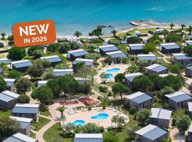 Aminess Planet Camping Holiday Homes Sirena，位于诺维格勒伊斯特拉的酒店