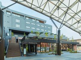 Hotel Terrasta，位于都城市的带停车场的酒店