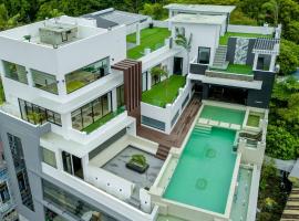 Skyluxe Hotel，位于Sampong的带热水浴缸的酒店