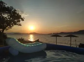 Villa Poseidon Artemisiou Παραθαλάσσια Βίλα στην βόρεια Εύβοια για φιλοξενία 9 ατόμων