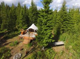 Glamping Tent with amazing view in the forest，位于图什比的酒店