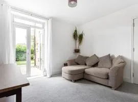 Bright Garden Flat in Ashford Town with Free Parking