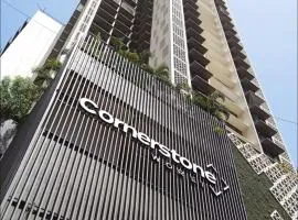 Room in Apartment in Worli