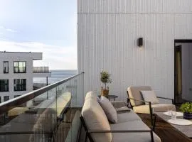 Stylish Waterfront stay with Lounge Terrace & Sauna