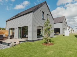 NEU "Rügen Resørt Sagard" großzügiges, gemütliches Familienhaus "Solveig" mit Terrasse，位于萨加尔德的酒店