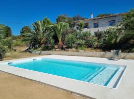 T2, rez de villa avec piscine，位于Afa的酒店
