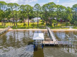 Private Beach and Dock Waterfront Panacea Retreat!，位于Panacea的酒店