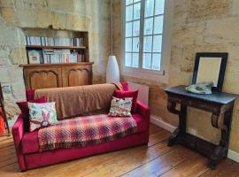 Large deluxe suite, historic center 1st，位于波尔多的酒店