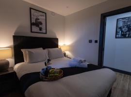 Modern 1bed 1bath apartment rental balcony and free parking WD6，位于博勒姆伍德的酒店