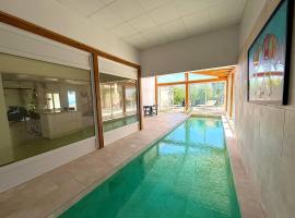 Villa la Madrague vue mer，位于耶尔的酒店