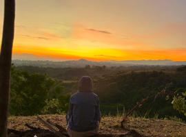 Ruteng Glamping & Campsite，位于鲁滕的住宿加早餐旅馆