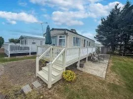 Caravan With Decking Free Wifi At Steeple Bay Ref 36051D