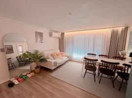 Big Family or Group Stay 3 Rooms 5 Beds SNU Station Line 2，位于首尔的酒店