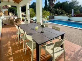 Villa Onza de Paraíso en Menorca Son Parc，位于桑帕克的酒店