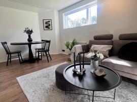 Quiet 2 Room apt - Free Parking - Near Bus stops，位于Garðabær的酒店