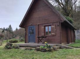 Cabine nestled in nature，位于Belle-Isle-en-Terre的酒店