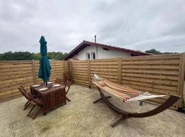 Appartement cosy avec terrasse au calme，位于Urcuit的酒店