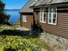 Historic Farm With Sea View Over Bjørnefjorden，位于Tveit的酒店