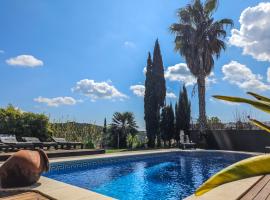 Spanish Experience, Villa & Pool，位于Can Trabal的酒店