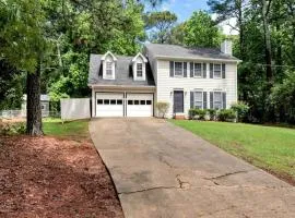 4BR Cozy Family Retreat Near Mall of GA, Near Lake Lanier - Sleeps 10