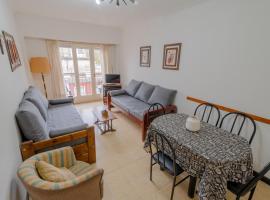 Check and Home - Belgrano - 7 huéspedes amplio con balcón en el centro，位于马德普拉塔的酒店